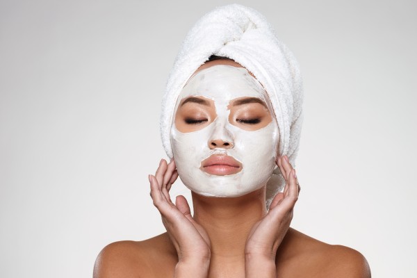 Yüz Maskeleri Hakkında Her Şey: Cilt Tipine Göre Maske Seçimi ve Uygulama Rehberi 